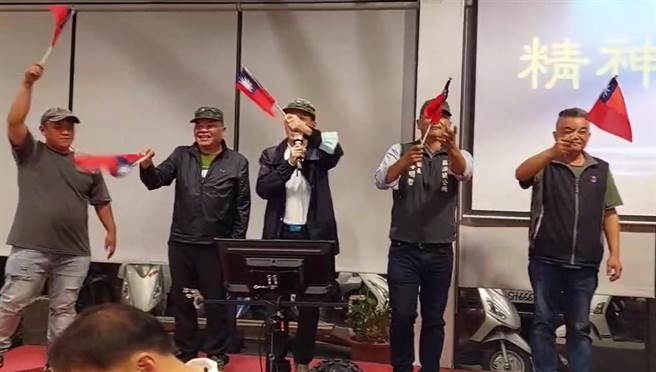 餐会现场，长官们也加入爱国军歌表演行列，气氛十分欢乐。（苏澳镇公所提供／吴佩蓉宜兰传真）