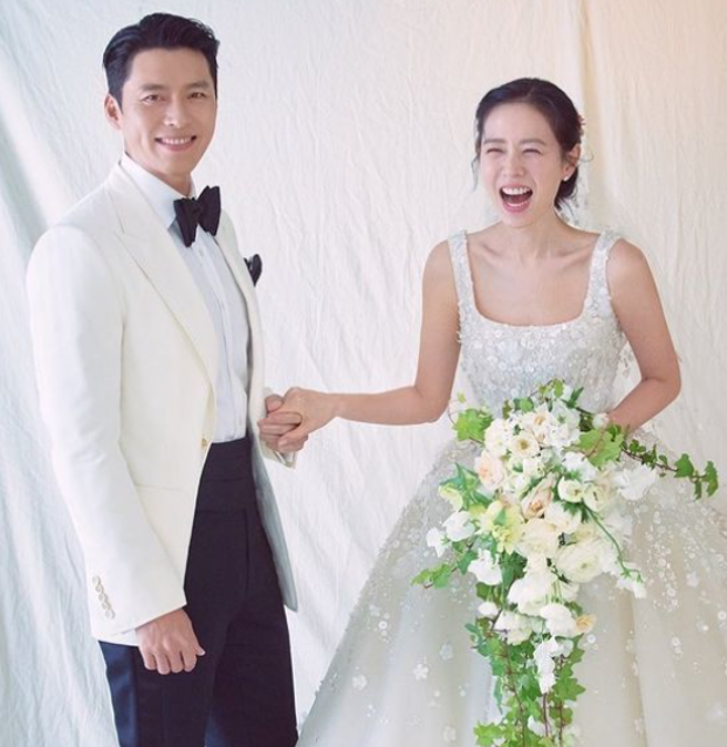 孙艺真的细肩带礼服，来自黎巴嫩婚纱品牌Elie Saab BRIDAL SPRING 2022婚纱系列。（图／玄彬经纪公司 IG）