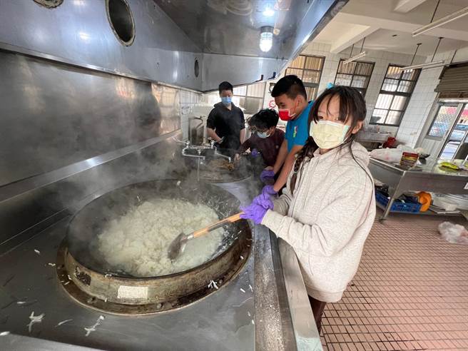 从种下菜头到端出热腾腾的菜头粿，样样都难不倒香田国小的小朋友，大家分工合作，体验台湾传统迎新年必吃的菜头粿制作。（香田国小提供／吴建辉彰化传真）