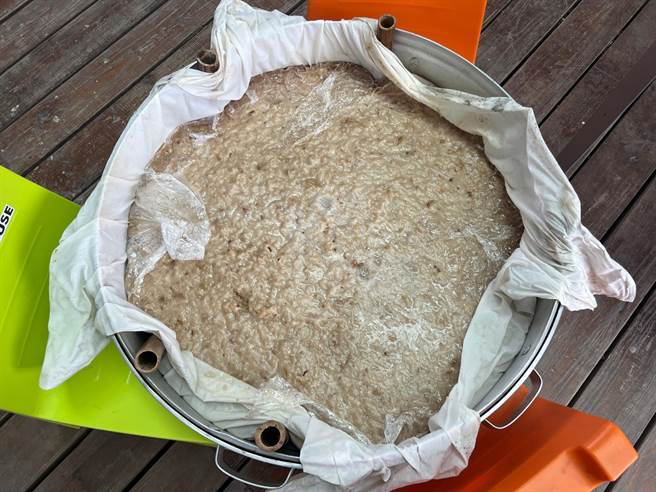 彰化县二林镇香田国小每届六年级小朋友，都要利用过年前夕动手做粿，这已经是学校的传统。（香田国小提供／吴建辉彰化传真）