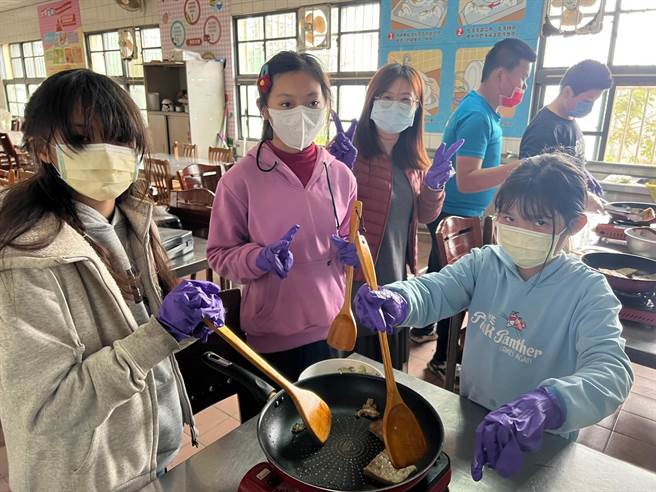 香田国小校长郑培华表示，农历新年快到了，让学生动手做菜头粿，不仅感受即将过年的气氛，也训练小朋友做家事的能力，是食农教育成果的展现。（香田国小提供／吴建辉彰化传真）