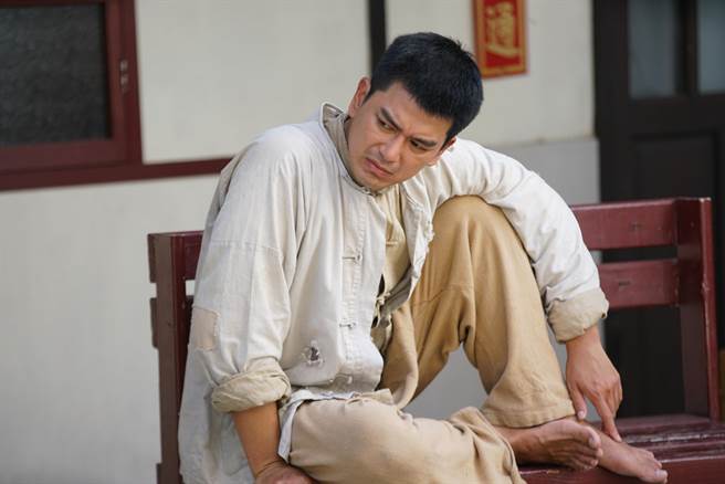 潘逸安逐渐习惯剧中穿着。（艾迪升传播提供）