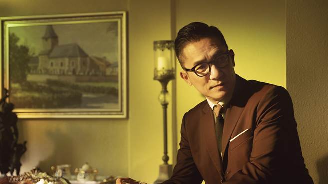 梁朝伟则饰演内敛善谋的南江。（华映提供）