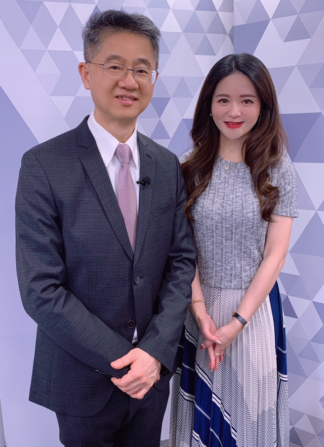 台湾运彩总经理林博泰(左)上时来运转节目，与主持人尉迟佩玉(右)谈运彩眉角。(林胜发摄)