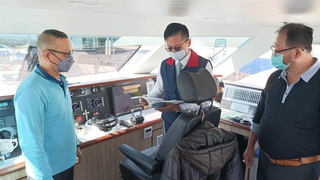 稽核固定航線客船業者現場情形。（航港局提供）