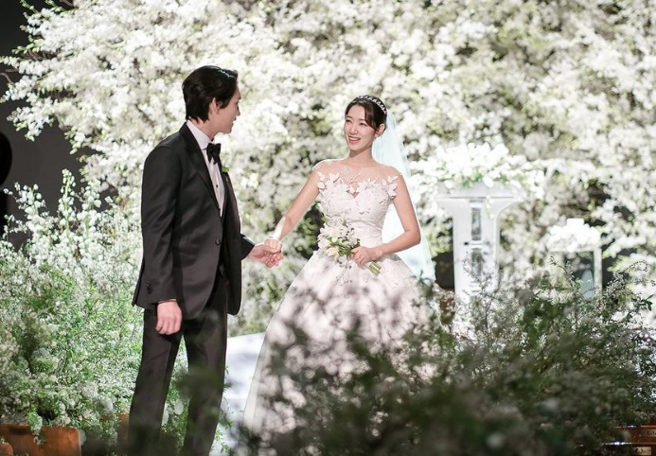 朴信惠婚礼当天的婚纱品牌为Oscar de la Renta 的 2022 春夏系列。（图／朴信惠 IG）