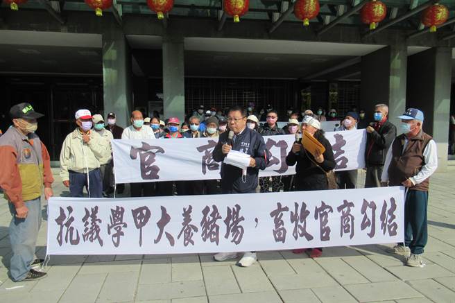 丰和里民和自救会成员仍不埋单，17日到市府民治中心举布条抗议，坚决反对养猪场兴建，并要求市府撤照。（张毓翎摄）