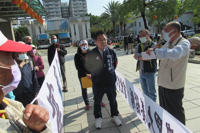 国民党市议员蔡育辉（中）到民治中心声援。（张毓翎摄）