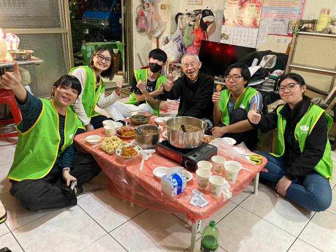 新北市少年培力园今年举行歷年的独老围炉活动，由社区少年掌厨，陪独居长辈围炉。（更生少年关怀协会提供）