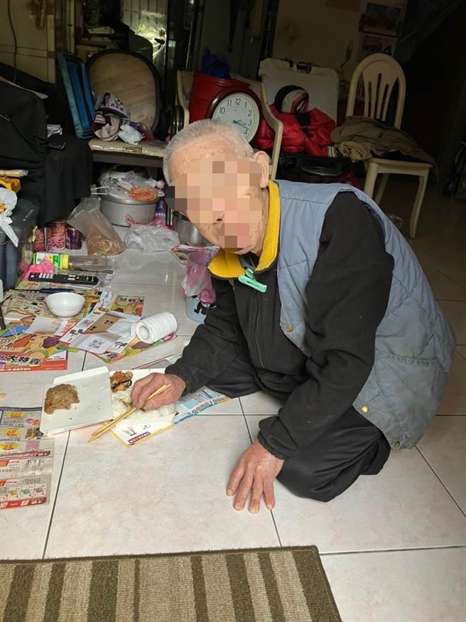 有位大雄爷爷因车祸骨裂，行走不便后都在地上爬行生活。（更生少年关怀协会提供）