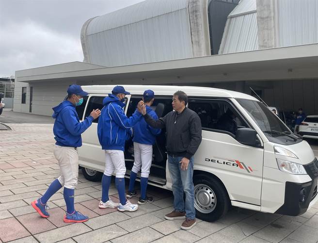 桃園棒球之父張滄彬今捐車給新明國中棒球隊作為移地訓練使用。（呂筱蟬攝）