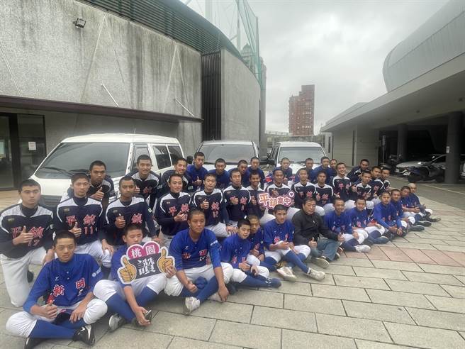 張滄彬（前排左七）支持桃園基層棒球，近年來共捐贈3輛車給新明國中、平鎮高中棒球隊使用。（呂筱蟬攝）