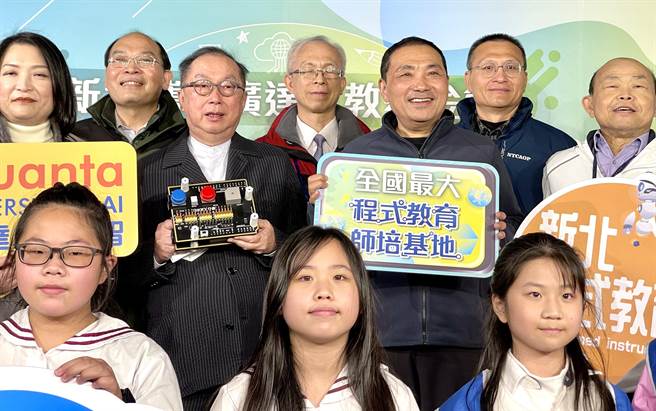 侯友宜期盼透過這個計畫，打造全國最大的程式教育師培基地。（呂健豪攝）