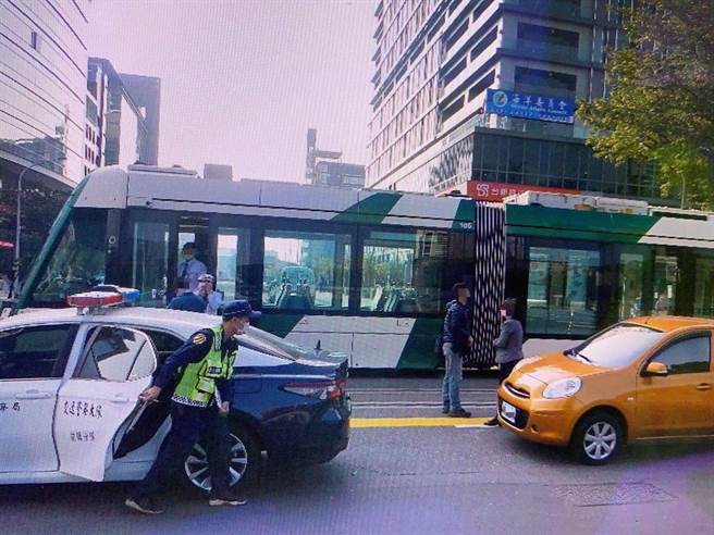 林女违规右转，撞上轻轨列车。（翻摄照片／崔正纲高雄传真）