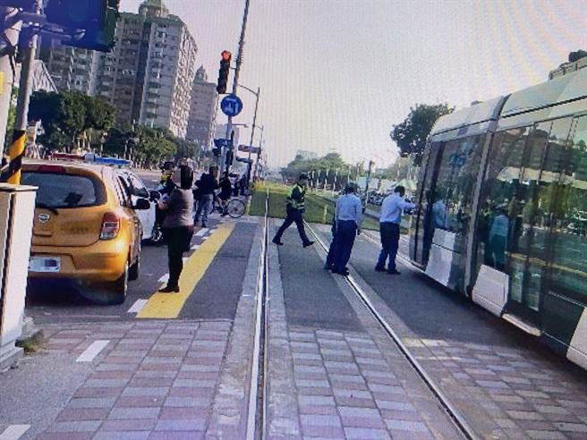 林女违规右转，撞上轻轨列车。（翻摄照片／崔正纲高雄传真）