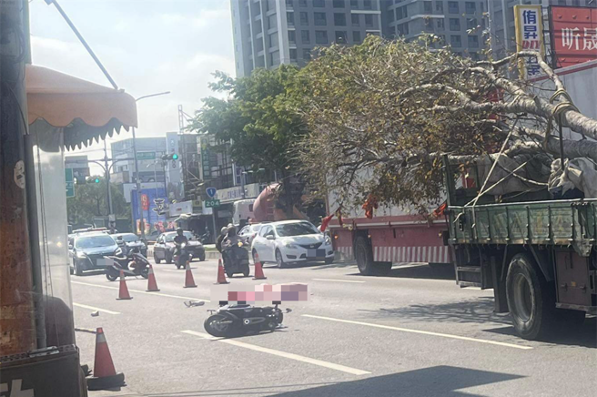 彰化县大村乡中山路往大村市区方向，今天中午发生一起严重死亡车祸，年仅24岁的彭姓女骑士，疑似先擦撞到行人后自摔，随后遭后方的大货车追撞辗毙。（翻摄彰化踢爆网／吴建辉彰化传真）