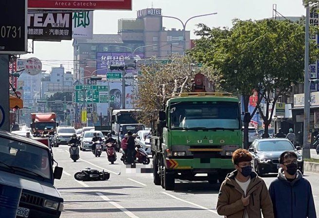 据附近民眾表示，女骑士臟器外露，断腿满身血，警消到场时彭姓女子已经明显死亡，至于详细的肇事原因仍有待警方后续进一步调查厘清。（翻摄彰化踢爆网／吴建辉彰化传真）