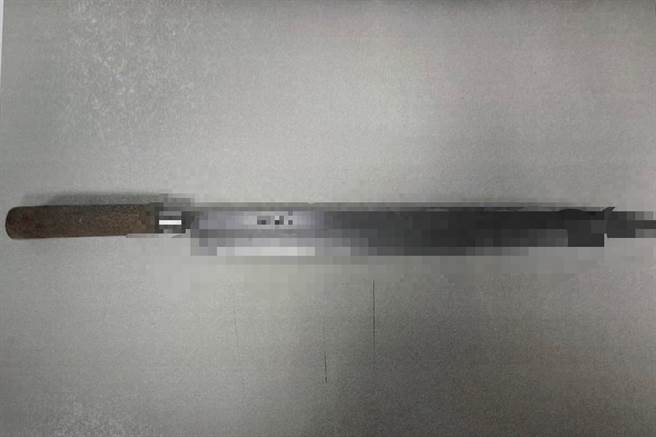 警方查扣潘嫌作案的生鱼片刀。(翻摄照片／林郁平台北传真）