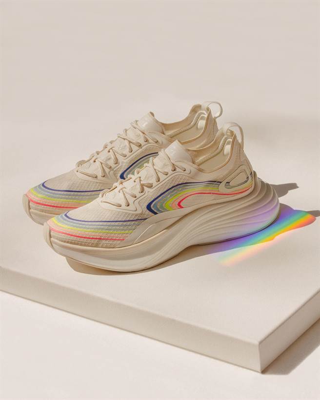 ASPORT迎接新年选入APL Streamline霓虹色系列鞋履，1万3280元。（ASPORT提供）