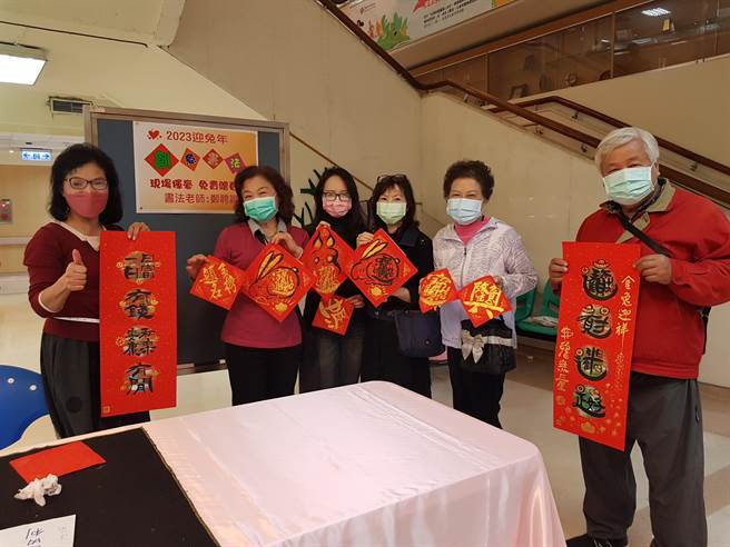 任教于关山工商的老师郑聘嬴在台东马偕举办快闪挥毫，为现场民眾客制化春联，民眾收到后都很开心。（台东马偕医院提供／蔡旻妤台东传真）