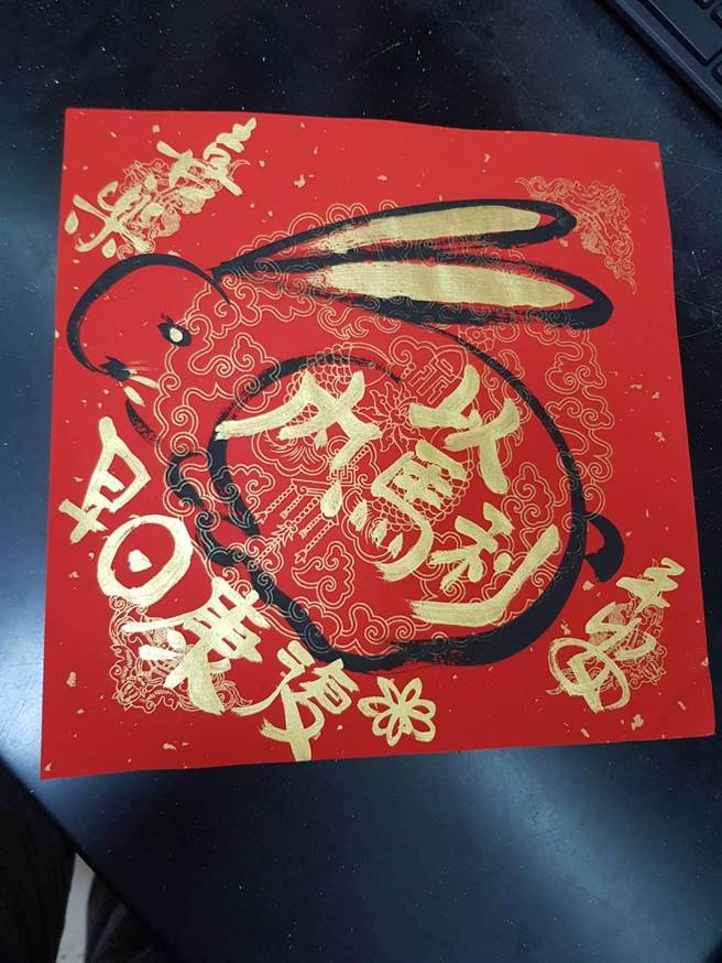 任教于关山工商的老师郑聘嬴在台东马偕举办快闪挥毫，为现场民眾客制化春联，民眾收到后都很开心。（台东马偕医院提供／蔡旻妤台东传真）