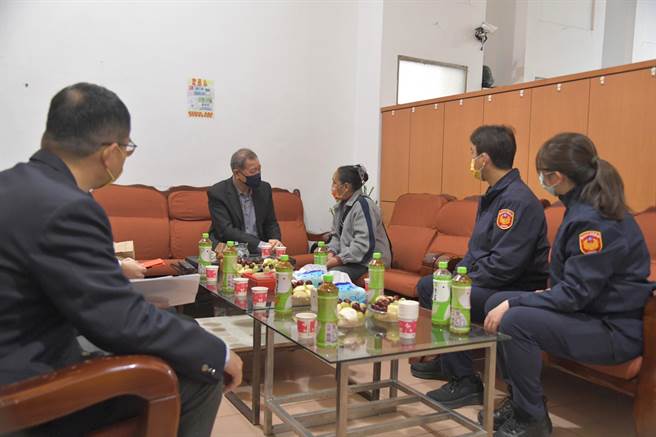 新北市警察局長廖訓誠（左二）慰問林安順遺孀王貞文女士（右三）。（警方提供）