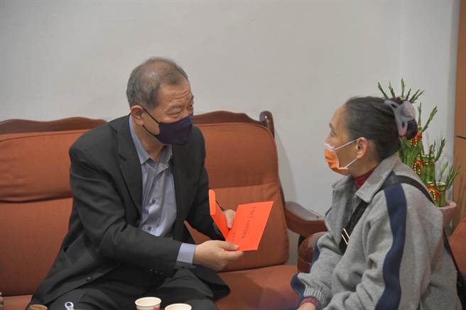 新北市警察局長廖訓誠（圖左）慰問林安順遺孀王貞文女士（圖右）。（警方提供）