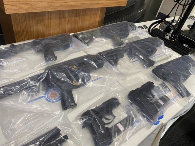 刑事局中打查获李男在嘉义太保以3D列印制作长枪。（张亦惠摄）