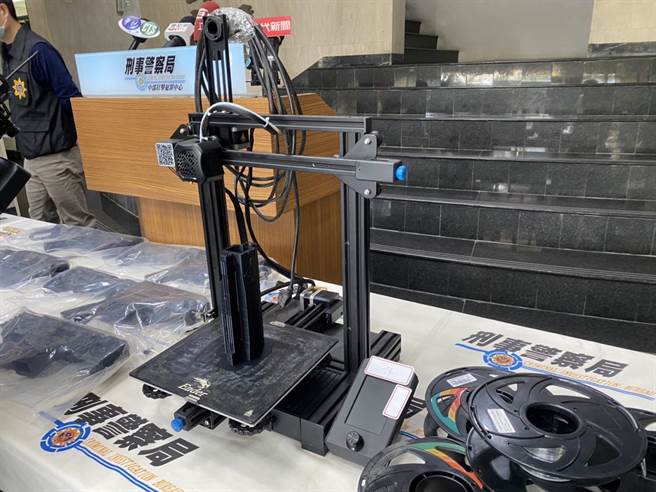 刑事局中打查获李男在嘉义太保以3D列印制作长枪。（张亦惠摄）