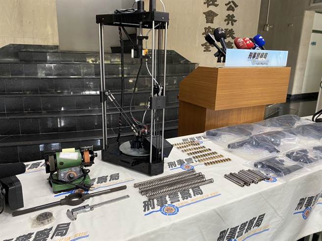 刑事局中打查获李男在嘉义太保以3D列印制作长枪。（张亦惠摄）