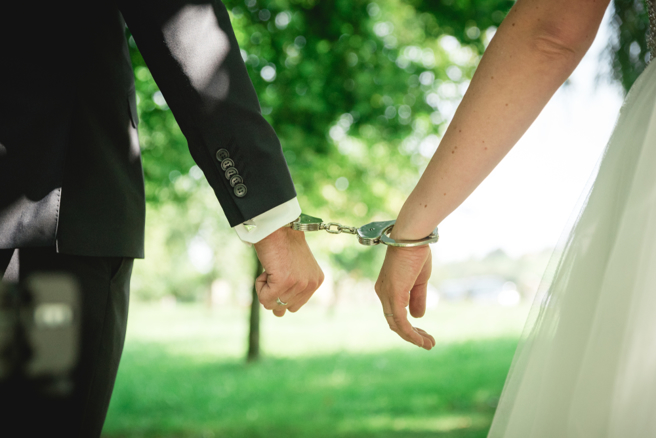 一名女受刑人2020年间在狱中与男受刑人结婚，未料男方先出狱后立刻变心，结交新欢。（示意图／Shutterstock）