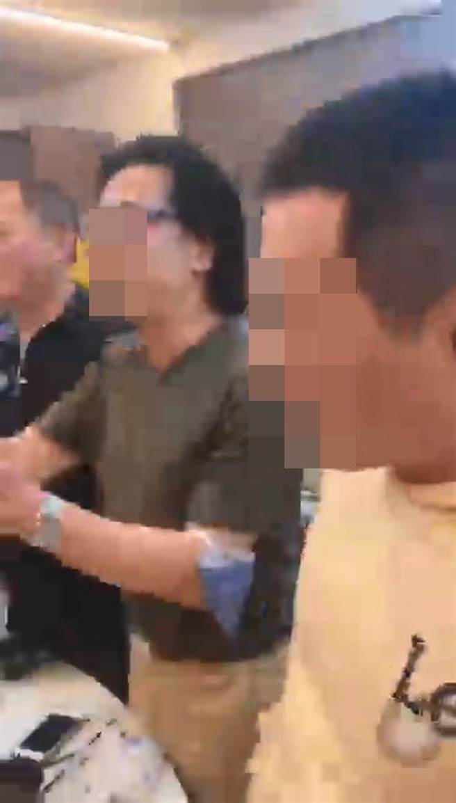 基隆市刑警郑姓小队长（中）遭爆为有帮派背景的人士（右）庆生，引发轩然大波。（摘自脸书社团「记者爆料网-公开版」／张志康基隆传真）