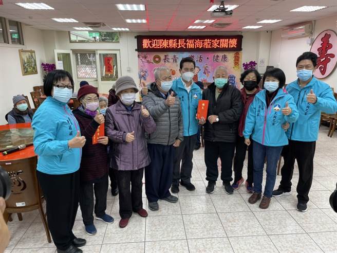 金门县长陈福海(中)今日走访社福机构进行慰问，并致赠加菜金传达春节祝福。(图／金门县政府提供)