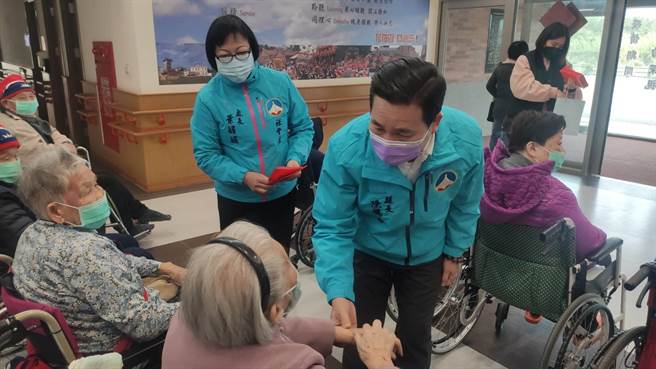 县长陈福海(右2)贴心嘱咐长辈安心静养，一同快乐过好年。(图／金门县政府提供)
