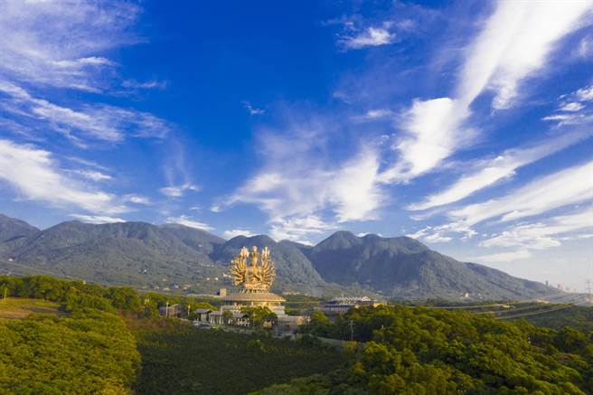 2023年「台北新艺术博览会」会外展，于全球「最大钢制雕塑」的「淡水‧千手千眼观世音菩萨」圣像举办。（台北新艺术博览会提供）