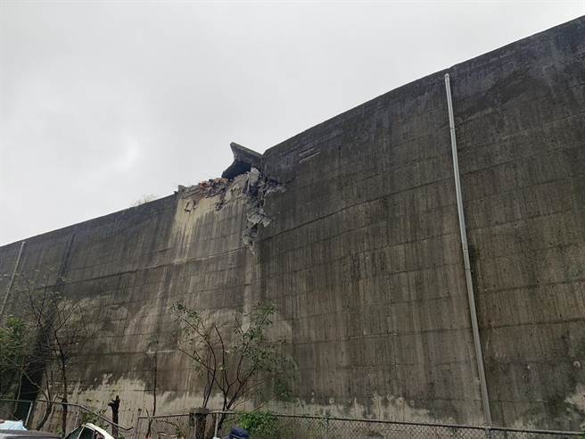 台肥基隆厂的围墙发生崩落，砖块及水泥块砸毁隔壁警局车辆保管场停放的车辆。（翻摄照片／张志康基隆传真）