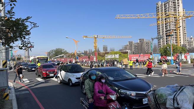 三井lalaport商场17日试营运，周边交通大打结。（郑功进提供／张亦惠台中传真）