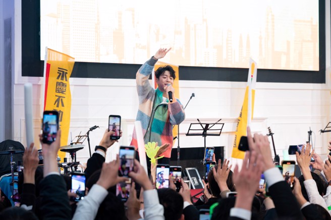 韦礼安于永庆不动产暨永义房屋中区尾牙献唱，台下观眾尖叫声不间断。（照片来源/ 永庆房产集团）