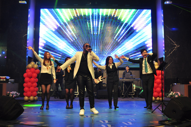 台庆不动产中区尾牙邀请《声林之王2》的灵魂歌手韦喆开唱。（照片来源/永庆房产集团）