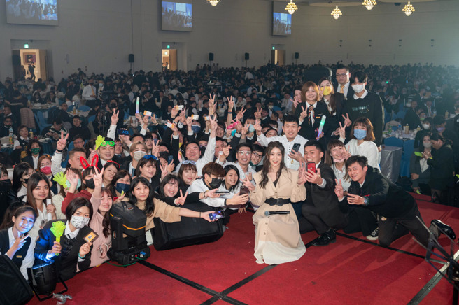 甜美女神卓文萱与台下观眾热情互动，将现场气氛带到另一个高点。（照片来源/ 永庆房产集团）