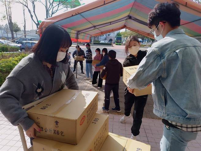 嘉义家扶中心大专生返乡服务，协助搬送物资。（嘉义家扶中心提供／廖素慧嘉市传真）