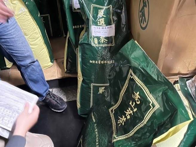 高雄凤山某茶公司涉嫌在台湾茶叶内混入越南进口低价茶叶，以每4两、200元价格在网拍、官网等通路出售，半年来卖出至少1800斤，不法获利初估超过百万元。（高雄地检署提供／袁庭尧高雄传真）