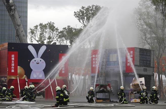「2023台灣燈會在台北」即將開展，現場規劃了許多的活動及展區，屆時將湧入大量遊客。為了提供民眾一個安心觀賞燈會的環境，台北市消防局特別在年前辦理災害搶救演練，圖為「火災搶救演練」。（季志翔攝）