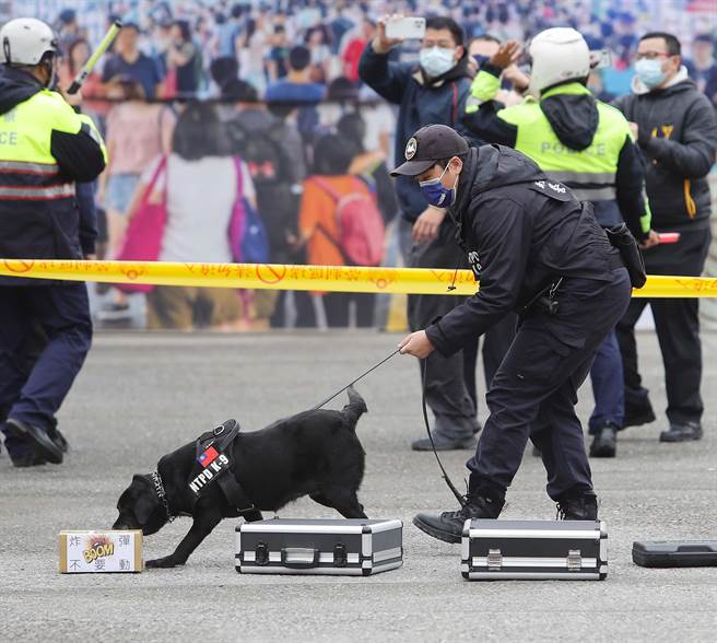 「2023台灣燈會在台北」即將開展，現場規劃了許多的活動及展區，屆時將湧入大量遊客。為了提供民眾一個安心觀賞燈會的環境，台北市消防局特別在年前辦理災害搶救演練，圖為「爆裂物處置演練」。（季志翔攝）