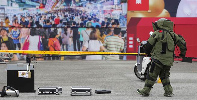 「2023台灣燈會在台北」即將開展，現場規劃了許多的活動及展區，屆時將湧入大量遊客。為了提供民眾一個安心觀賞燈會的環境，台北市消防局特別在年前辦理災害搶救演練，圖為「爆裂物處置演練」。（季志翔攝）