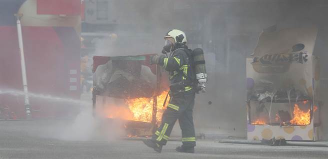 「2023台灣燈會在台北」即將開展，現場規劃了許多的活動及展區，屆時將湧入大量遊客。為了提供民眾一個安心觀賞燈會的環境，台北市消防局特別在年前辦理災害搶救演練，圖為「火災搶救演練」。（季志翔攝）