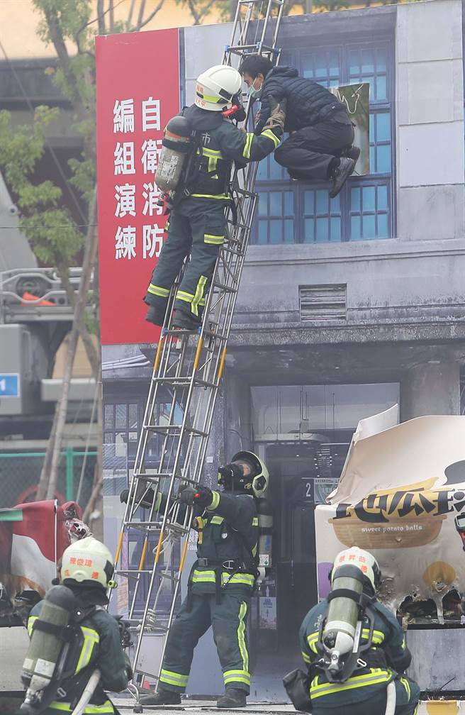 2023台灣燈會在台北」即將開展，現場規劃了許多的活動及展區，屆時將湧入大量遊客。為了提供民眾一個安心觀賞燈會的環境，台北市消防局特別在年前辦理災害搶救演練，圖為「破壞救助演練」。（季志翔攝）