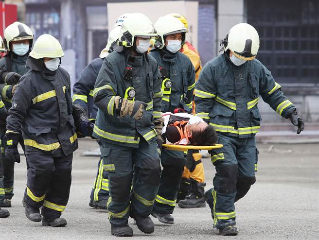 「2023台灣燈會在台北」即將開展，現場規劃了許多的活動及展區，屆時將湧入大量遊客。為了提供民眾一個安心觀賞燈會的環境，台北市消防局特別在年前辦理災害搶救演練，圖為「大量傷病患演練」。（季志翔攝）