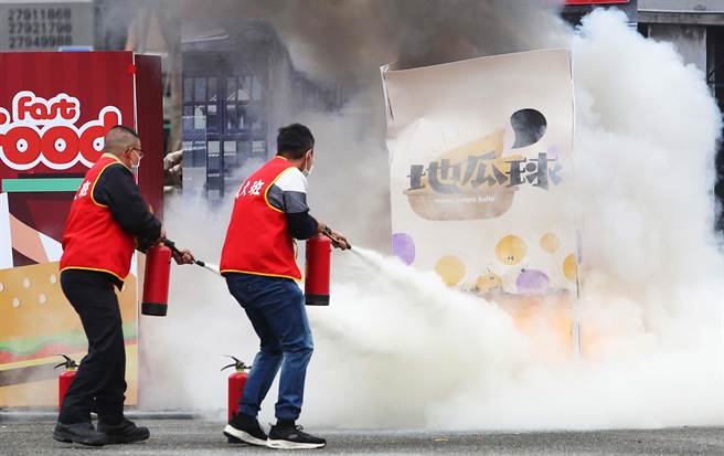 「2023台灣燈會在台北」即將開展，現場規劃了許多的活動及展區，屆時將湧入大量遊客。為了提供民眾一個安心觀賞燈會的環境，台北市消防局特別在年前辦理災害搶救演練，圖為「火災搶救演練」。（季志翔攝）