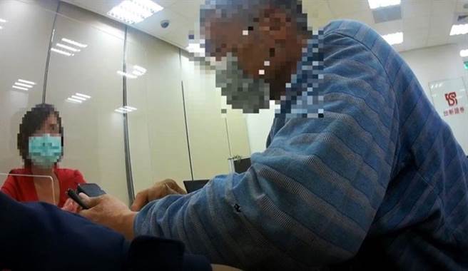 行员察觉有异通报警方到场协助。(翻摄照片／林郁平台北传真）